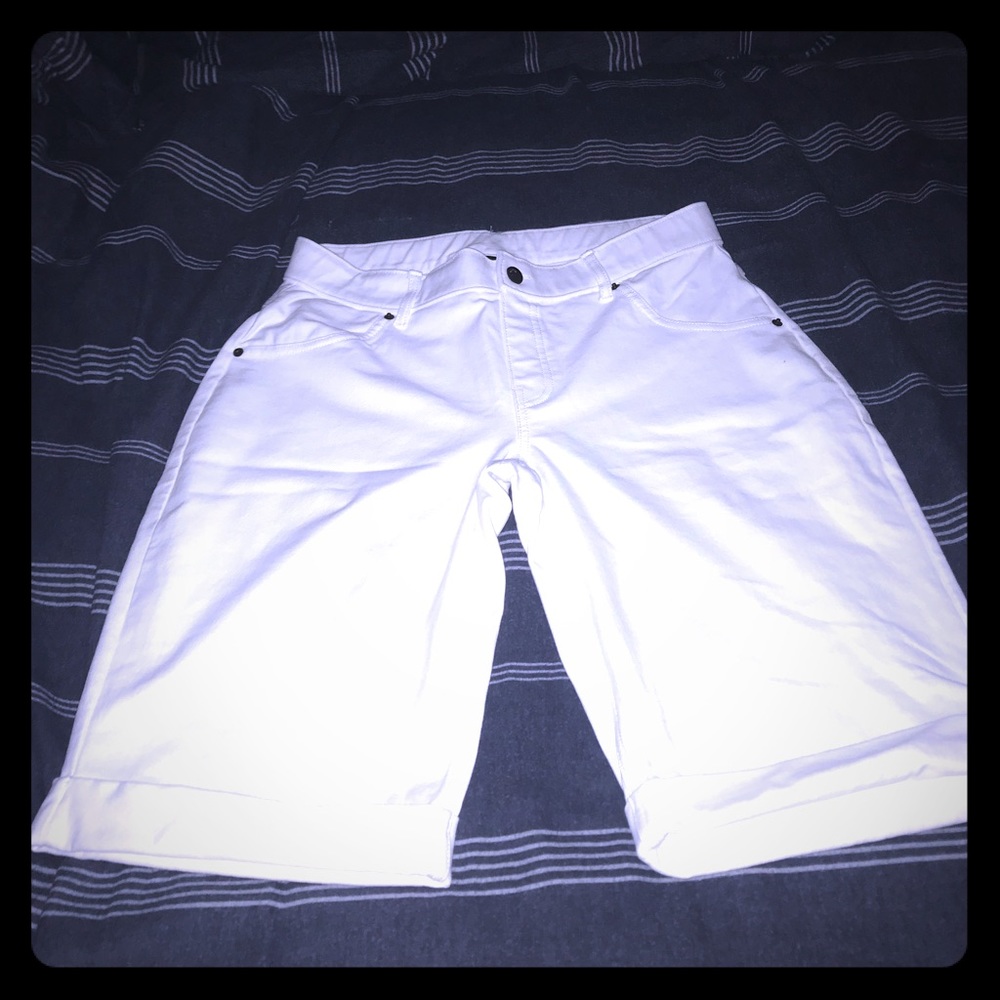 Cool white shorts, form flattering fit!